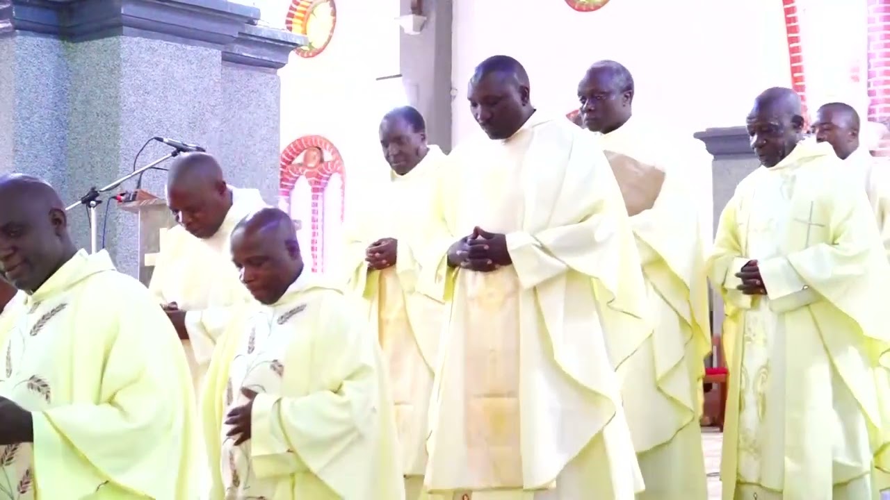 MAPADRE WA JIMBO KUU LA MBEYA WALIVYOFURAHI  NA MWENZAO KABLA  YA KIFO, FR.DK. ALFRED SIMKONDA
