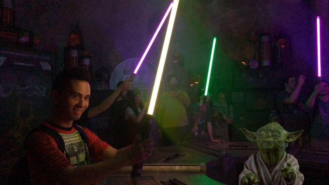 Yellow Lightsaber at Savi's!? Galaxy's Edge Workshop in 4K!