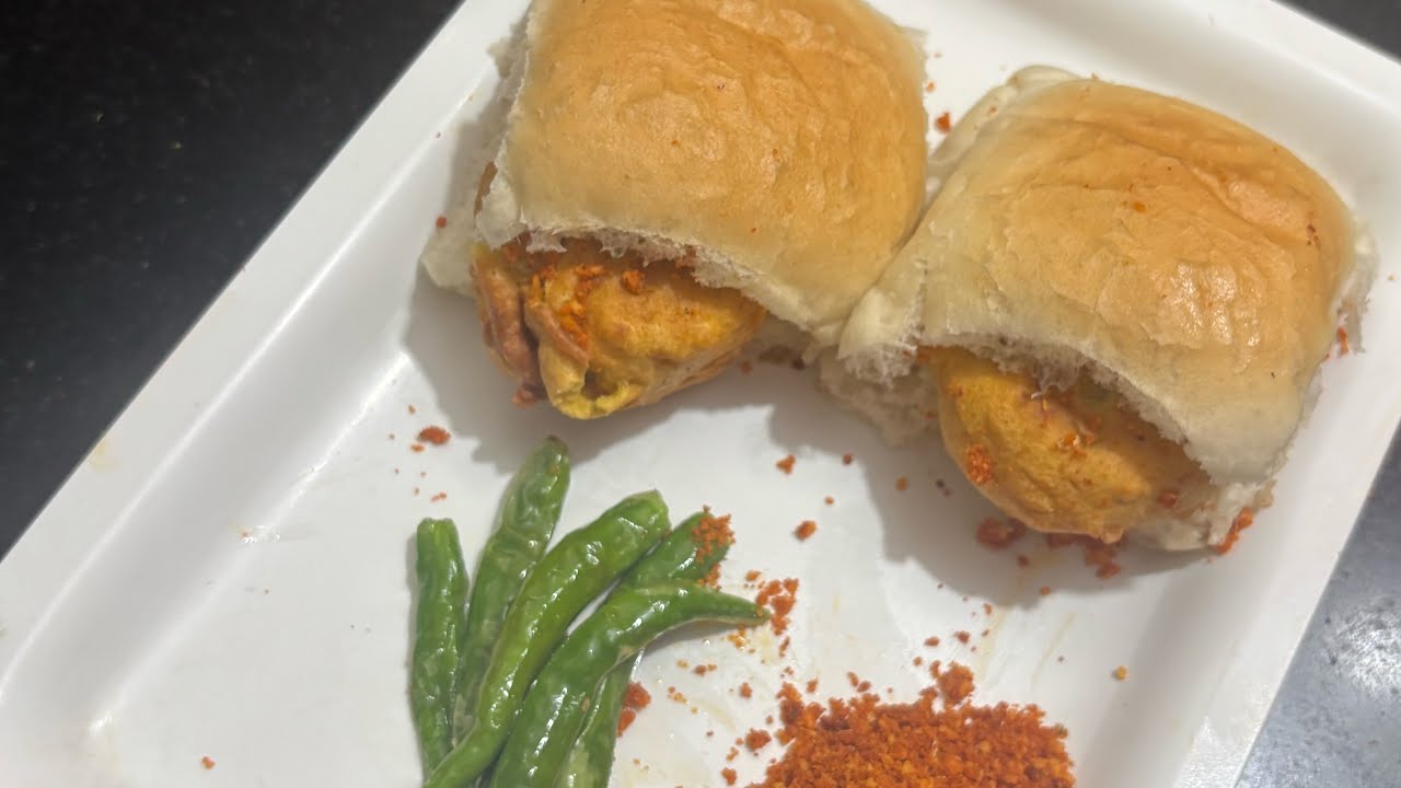 मुंबई के वडा पाव की सीक्रेट रेसिपी | Mumbai Vada Pav - Chutney Recipe in Hindi |Vlog 80