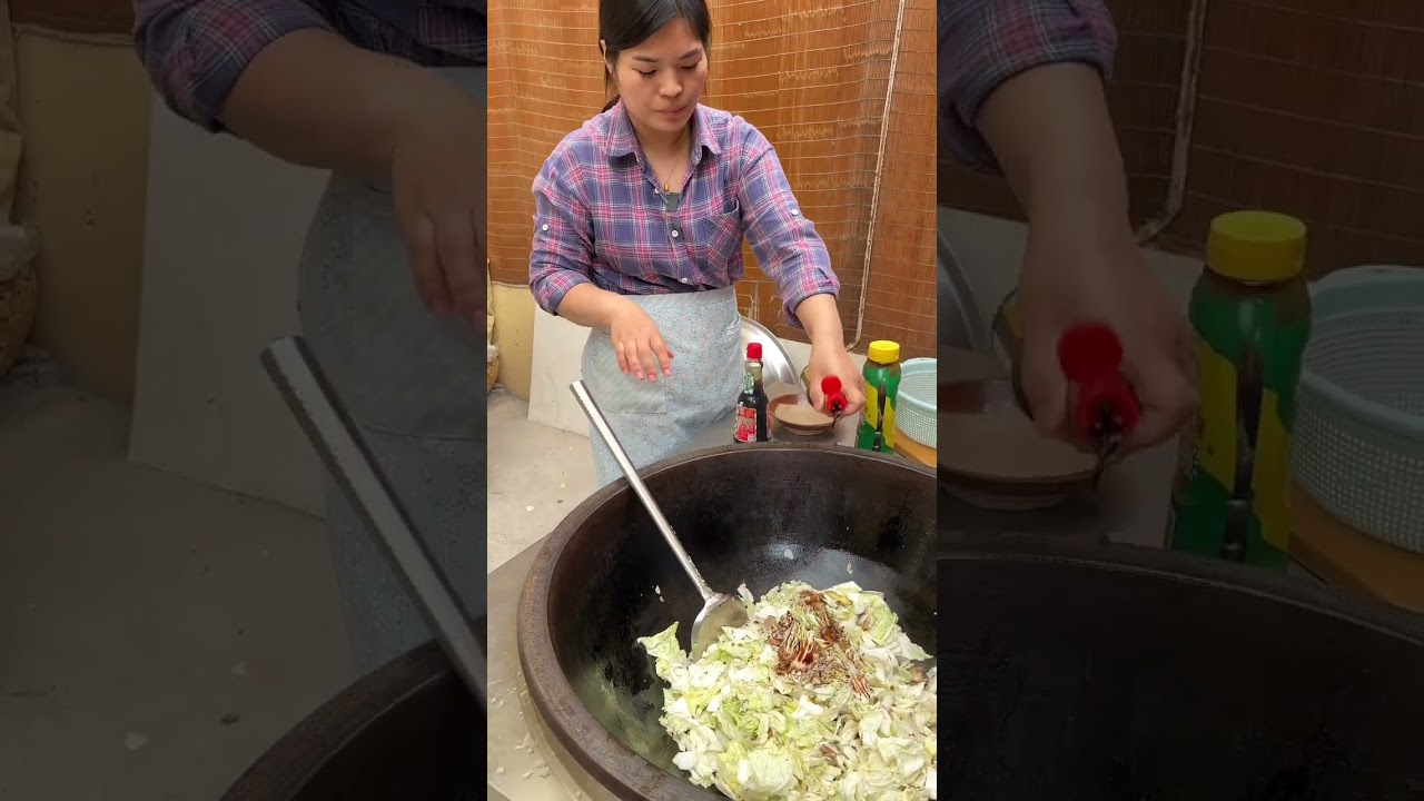 两棵白菜，一块豆腐，一缕粉条，又是一顿大锅菜，关键是省事还好吃#农村柴火饭 #猪肉白菜炖粉条