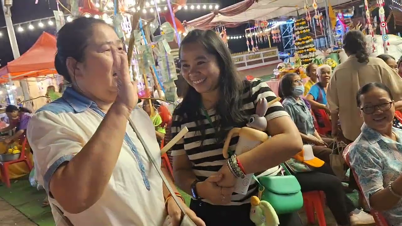 สาวขายบัตรการกุศล