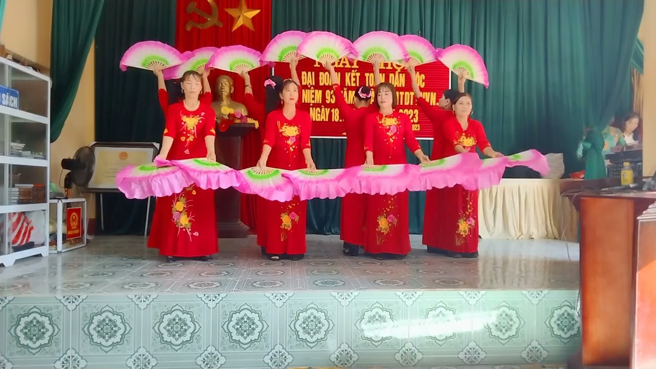 Đảng đã cho ta mùa xuân CLB dân vũ thôn vĩnh. duệ xã đồng quang
