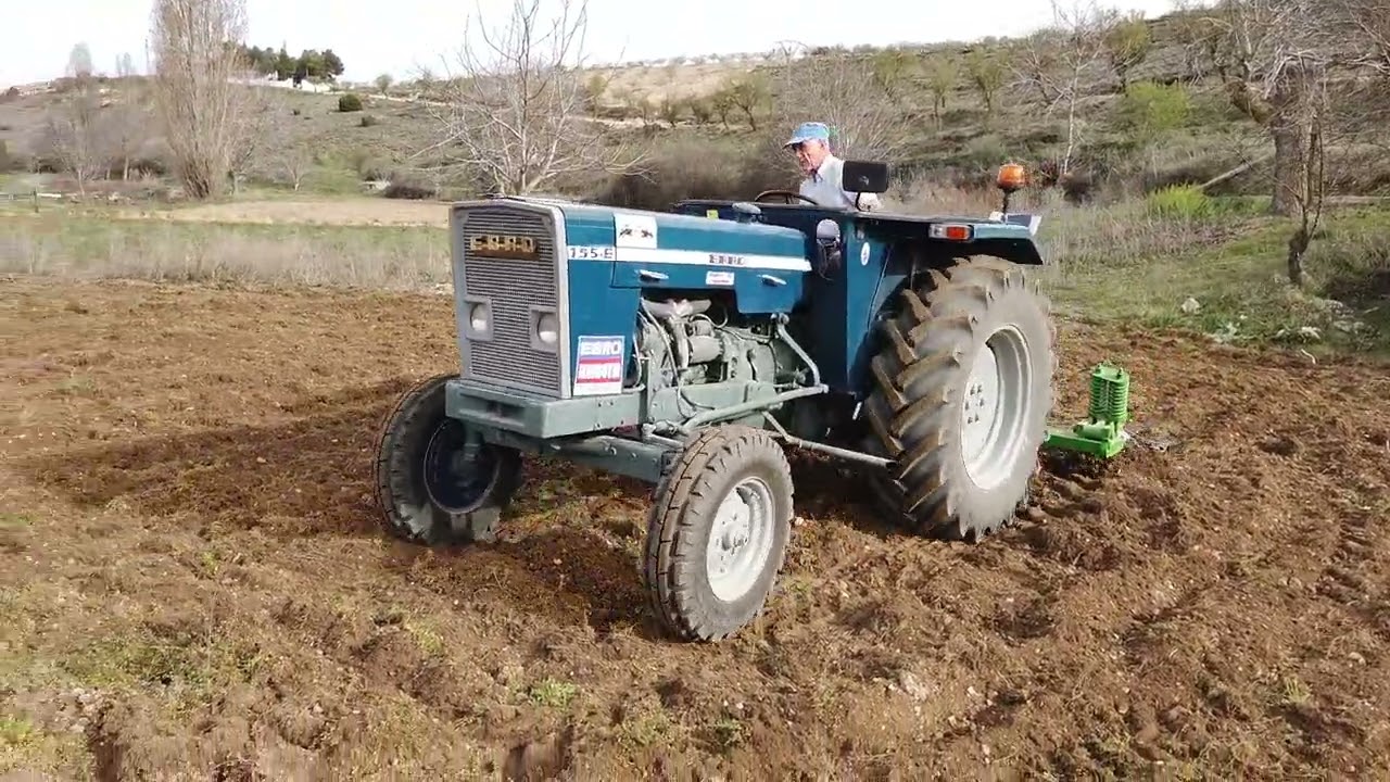 EBRO 155 E. Labrando en la vega de Lezuza. Año 2024.