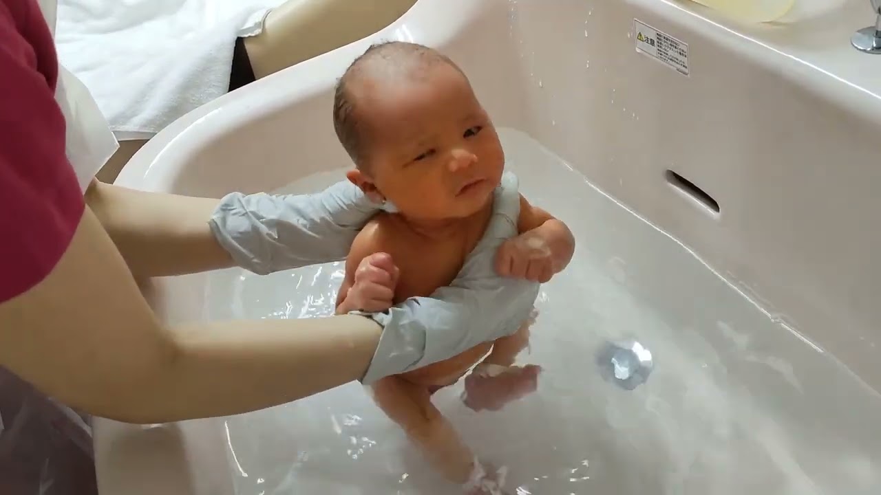 【パラショチャンネル】RAFAEL's first bath at the hospital! 病院で初めての沐浴! 助産師が教える沐浴方法#baby #firstbath #newborn #新生児