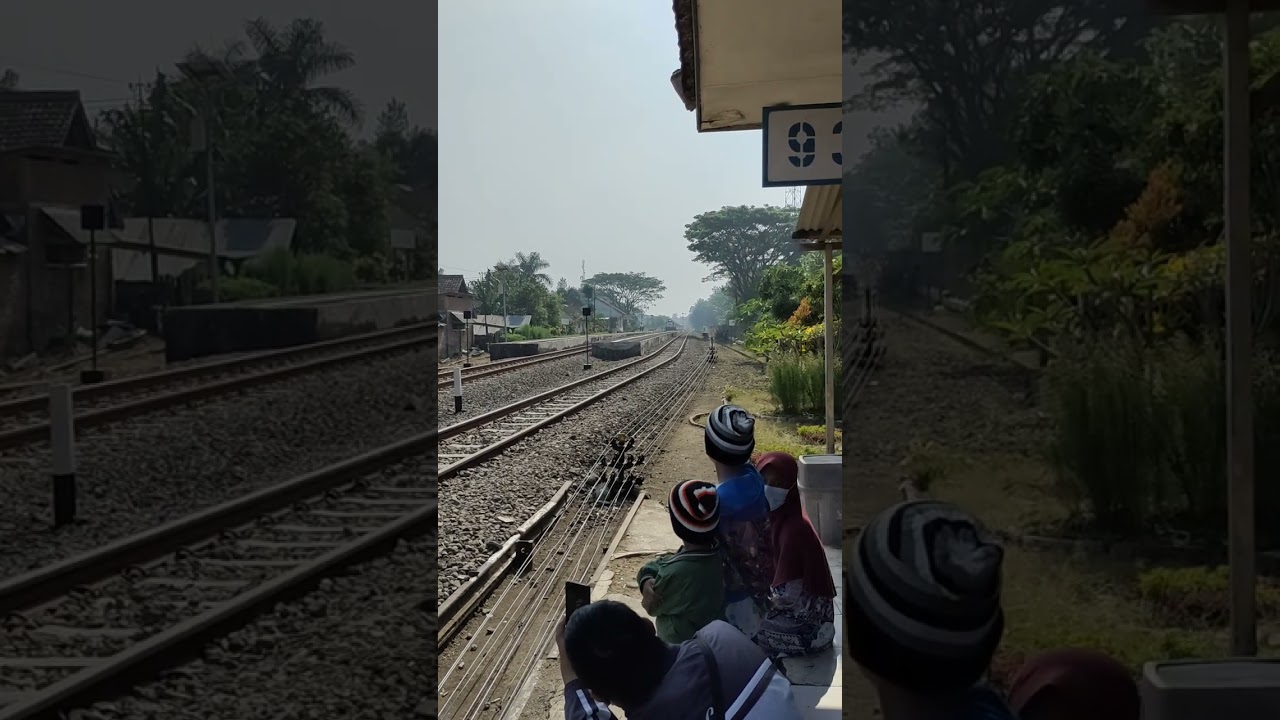 kereta api di stasiun Pakisaji malang