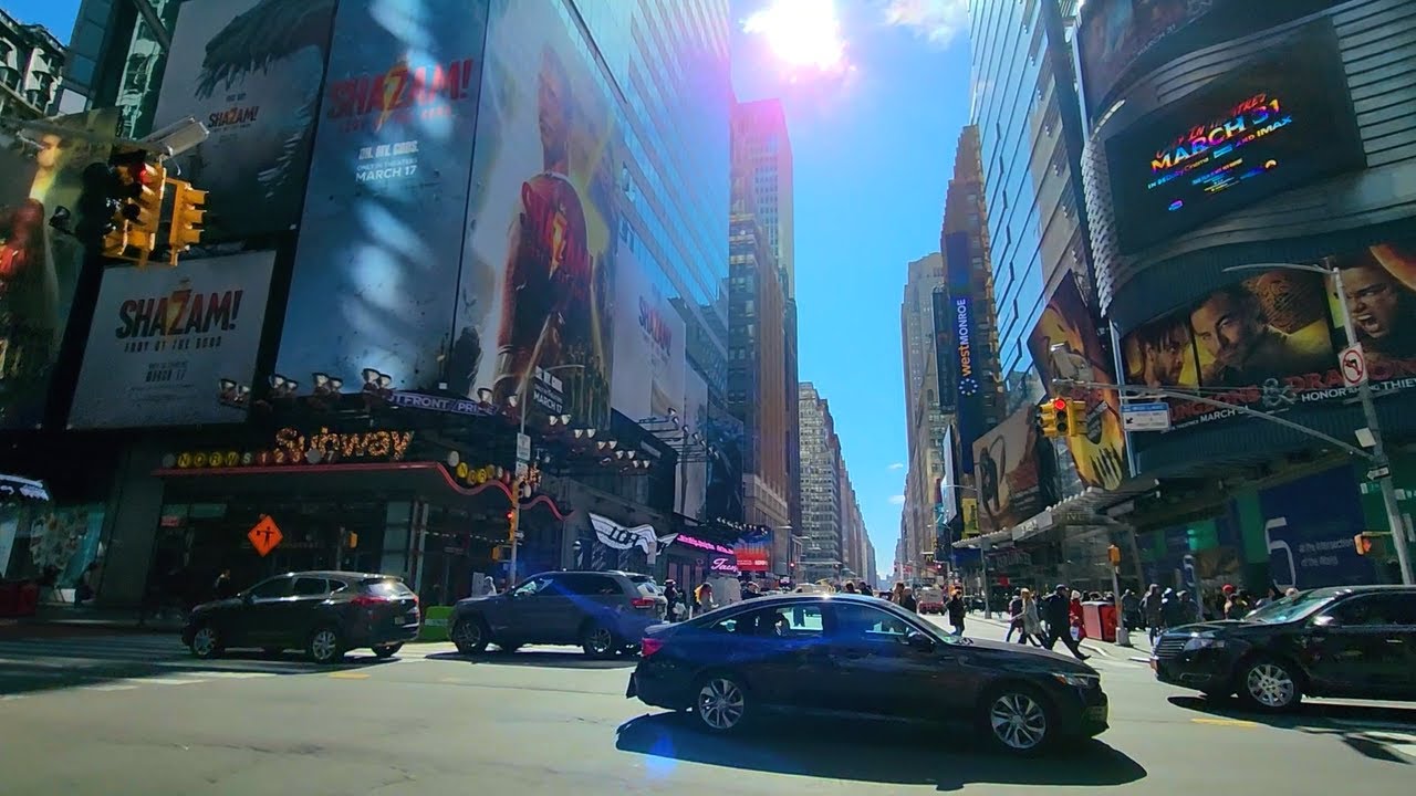 Paseando por las calles concurridas de Manhattan, Nueva York