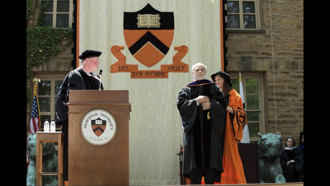 Ben Bernanke, winner of the 2022 Nobel Prize in economic sciences, receives honorary degree in 2016