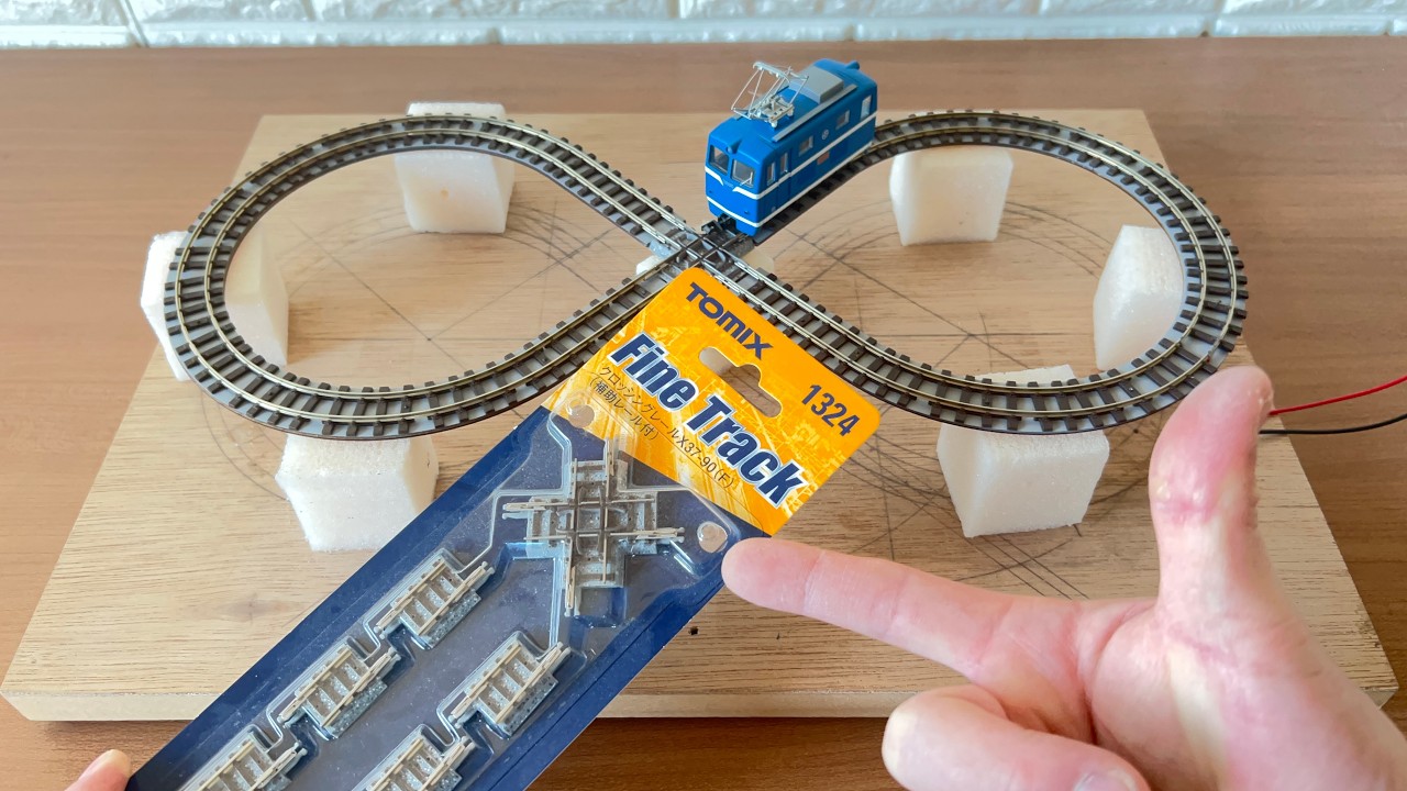 How to Build a Mini Figure-8 Track | PECO HOe × TOMIX Crossing | Narrow Gauge