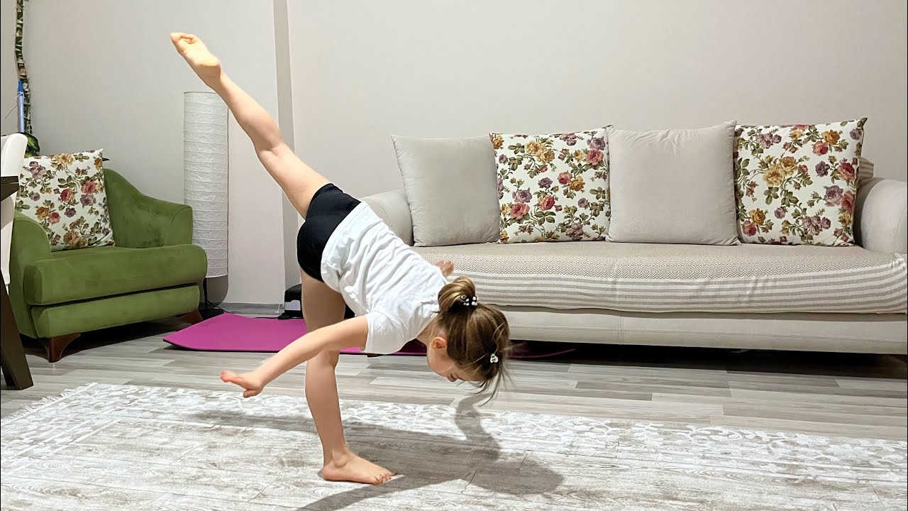 Lara ile jimnastik hareketleri yapma. &Ccedil;ocuklar i&ccedil;in spor. Parende, sıfır a&ccedil;ma, sgabat hareketi &ouml;ğren