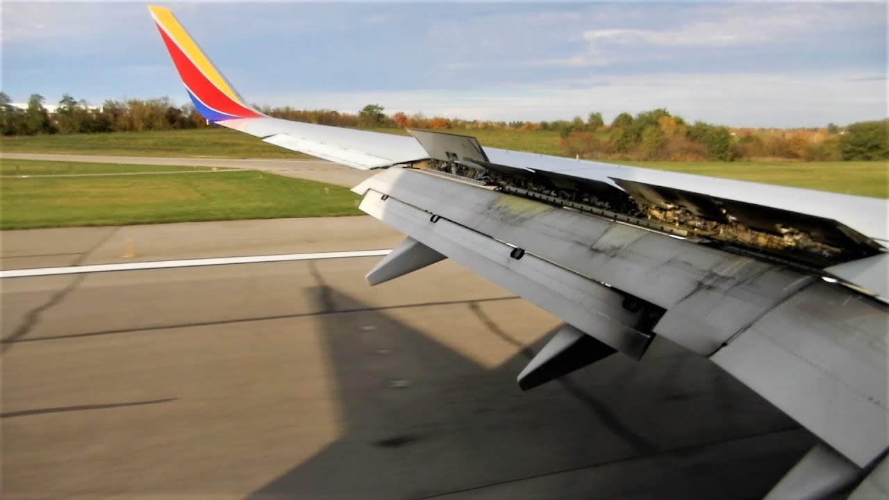 Boeing 737 Flight Landing at Pittsburgh International Airport