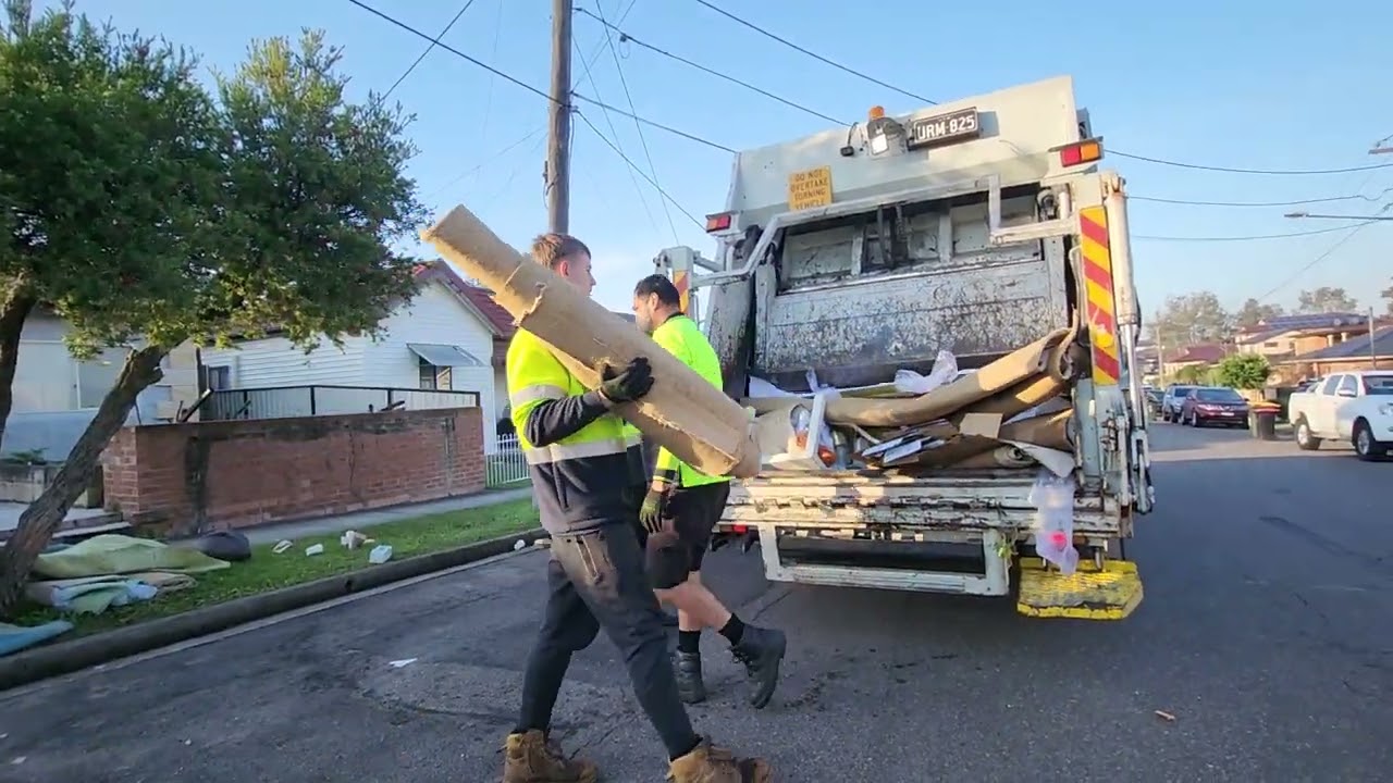 Cumberland council, council clean up, URM 825,Ex holroyd #garbage #bins #garbageday #cumberland #bin