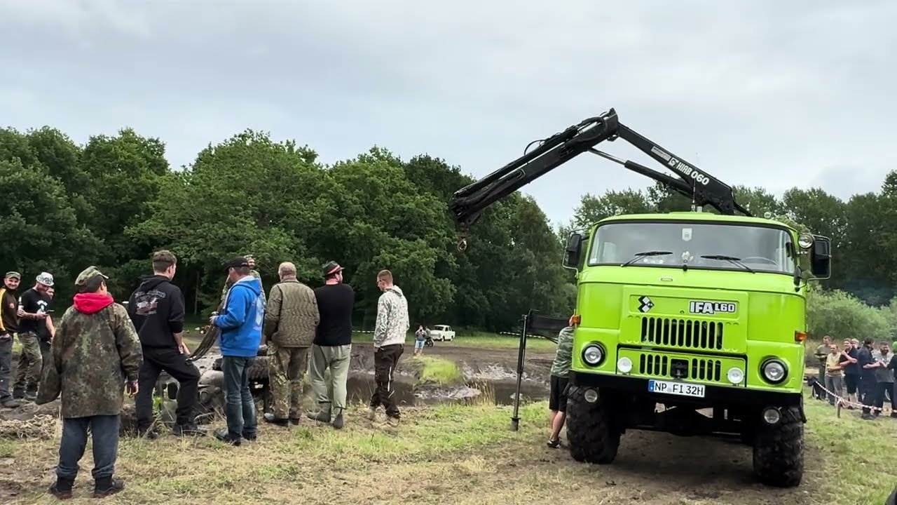 Aufgemotzter Offroad-UAZ kippt um und wird mit Kran wieder aufgerichtet Ostblocktreffen Pütnitz 2024
