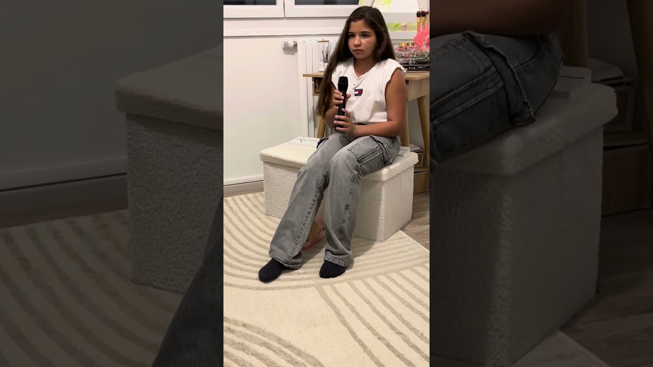 ￼ petite fille qui chante