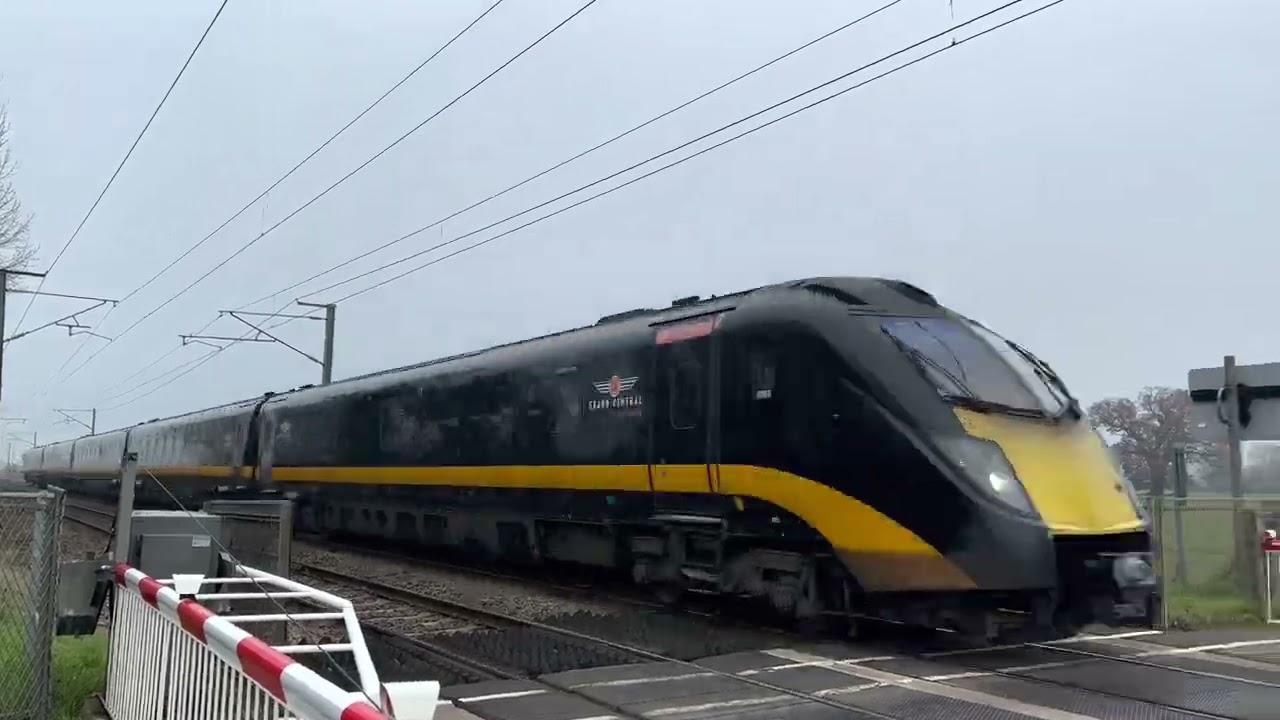 Trains passing in Nottinghamshire LNER Azuma, 225, Lumo with VERY loud horns - 11th December 2022