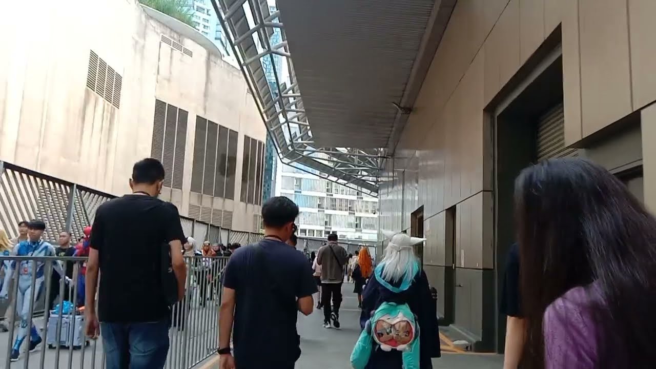 [Comic Fiesta 2025, Day 2] Walking to enter the hall.