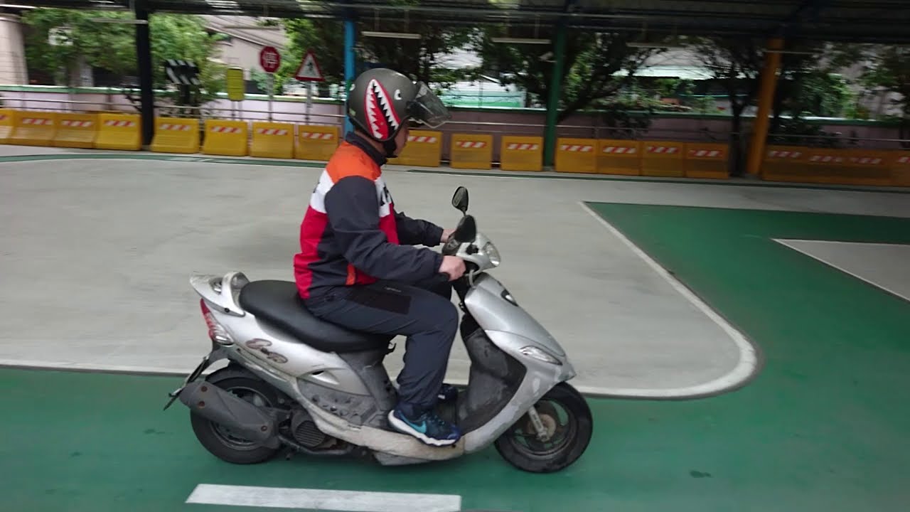 機車路考88分 教兒子7秒直線吹放吹放油門盡量滑行必過。起步搖頭+方向燈。停車關方向燈。切換車道回頭+方向燈。