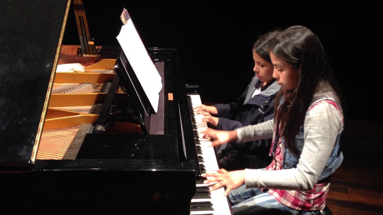 Niñas pianistas preparando hermoso Dúo para Piano