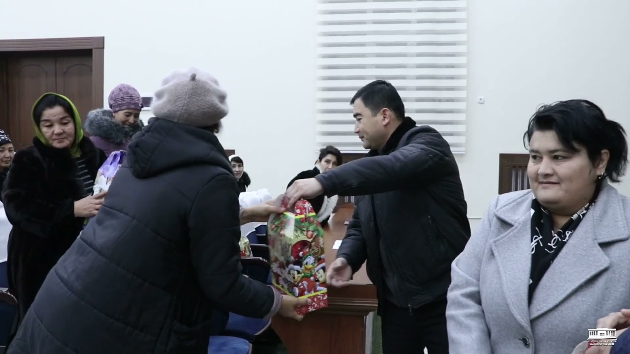 МАҲАЛЛАДА ФАОЛИЯТ ОЛИБ БОРАЁТГАН ХОДИМЛАРГА ЯНГИ ЙИЛ СОВҒАЛАРИ ТУМАН ҲОКИМИ ТОМОНИДАН ТОПШИРИЛДИ