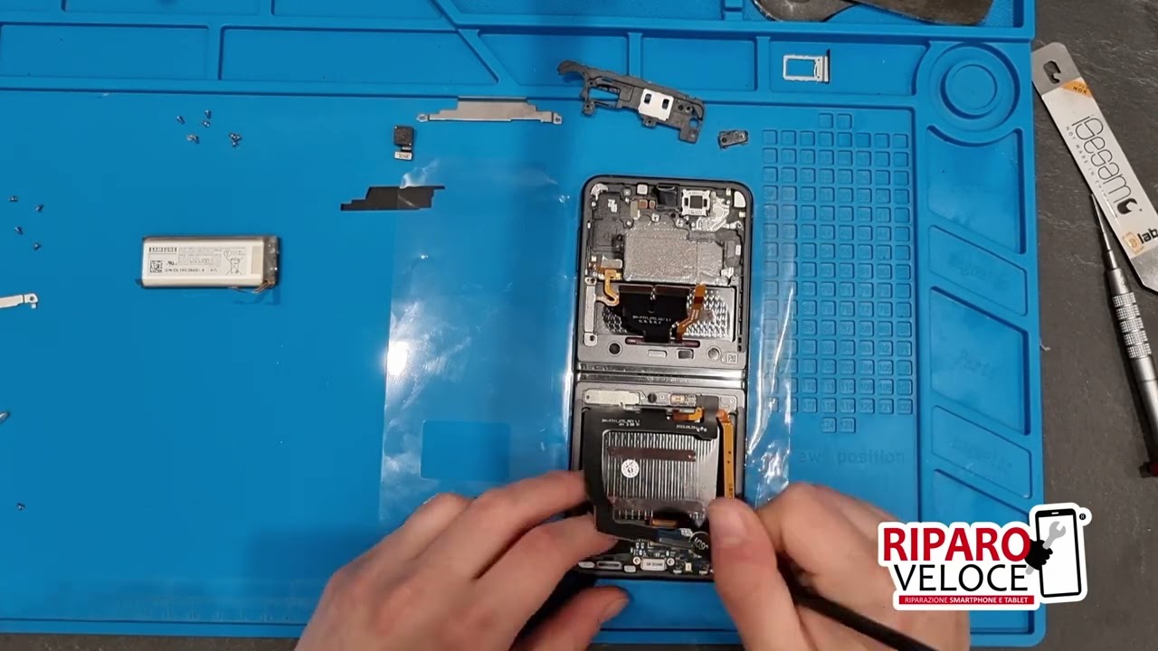 Come Sostituire il Display del Samsung Z Flip 3