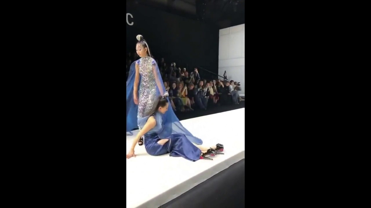 2 Models fall down in very high heels during a Chinese fashion show (October 2018)