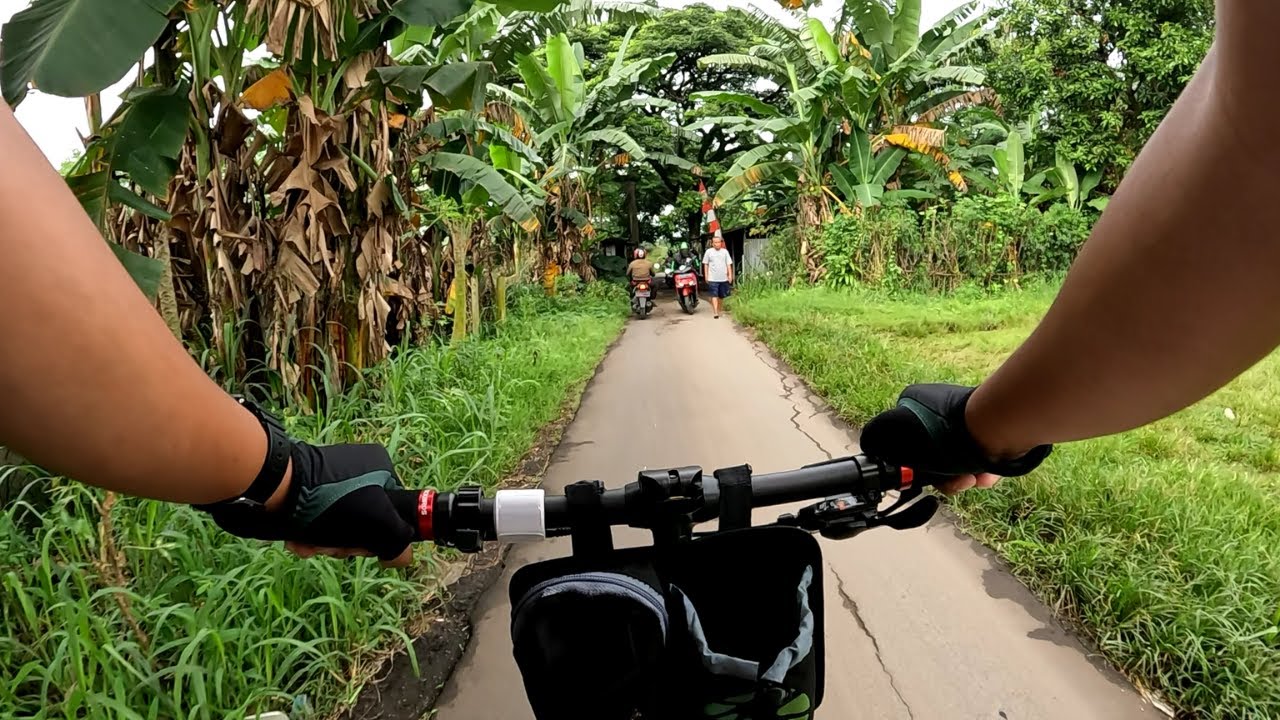 Cycling at super narrow road and no bike lane