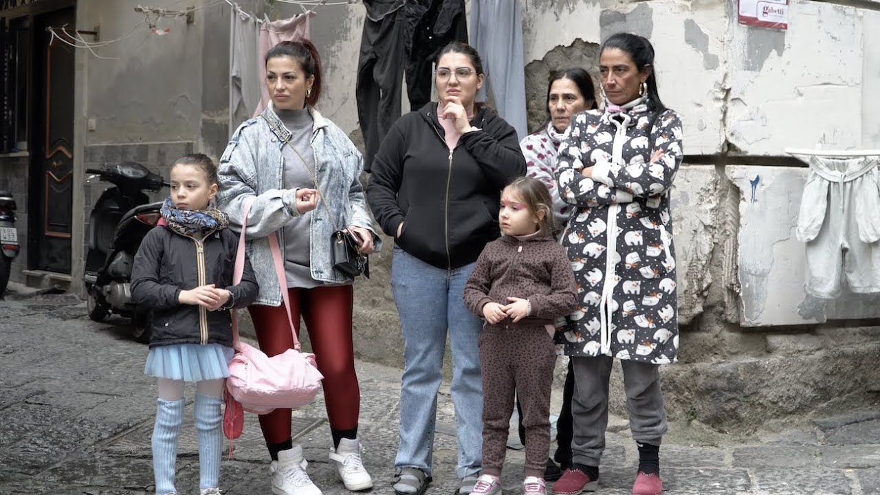 Гуляю по улицам Неаполя где проводят карнавал