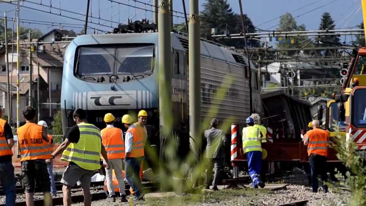 Zugunglück in Brixen - Incidente ferroviario a Bressanone; die Bergung - il recupero