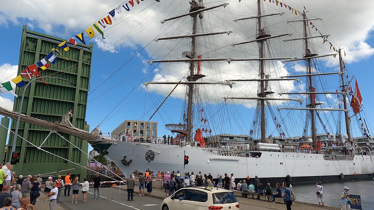 CRASH! Vier-Master UNIÓN schrammt Mauer beim Auslaufen nach SAIL 2025 Bremerhaven
