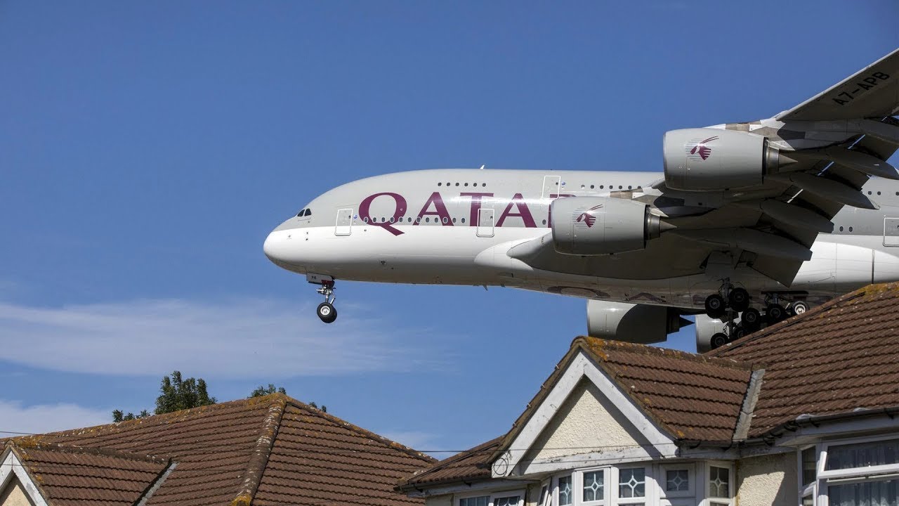 Very Close To Highway | Terrifying Visual Of  Plane landing at KEWR Airport: Qatar Airways