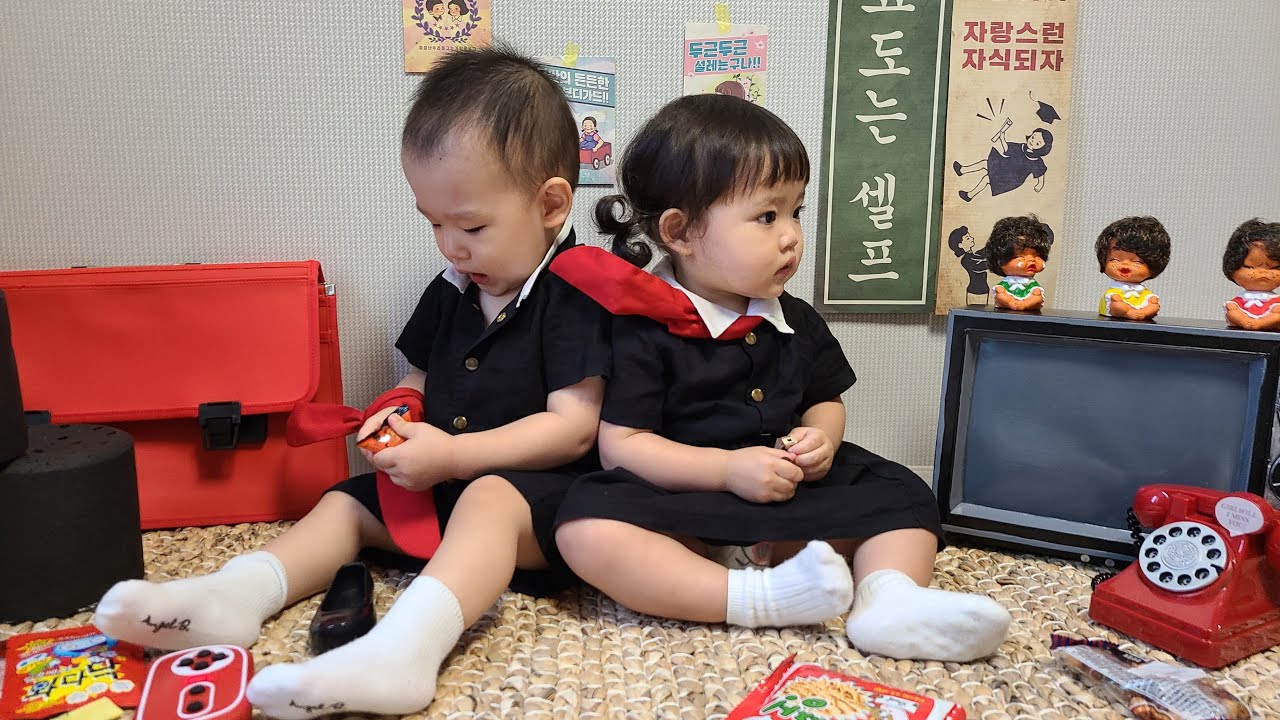 [SUB] Корейские младенцы, которые вот-вот расстанутся, сделали прощальное фото старой школы. 📷