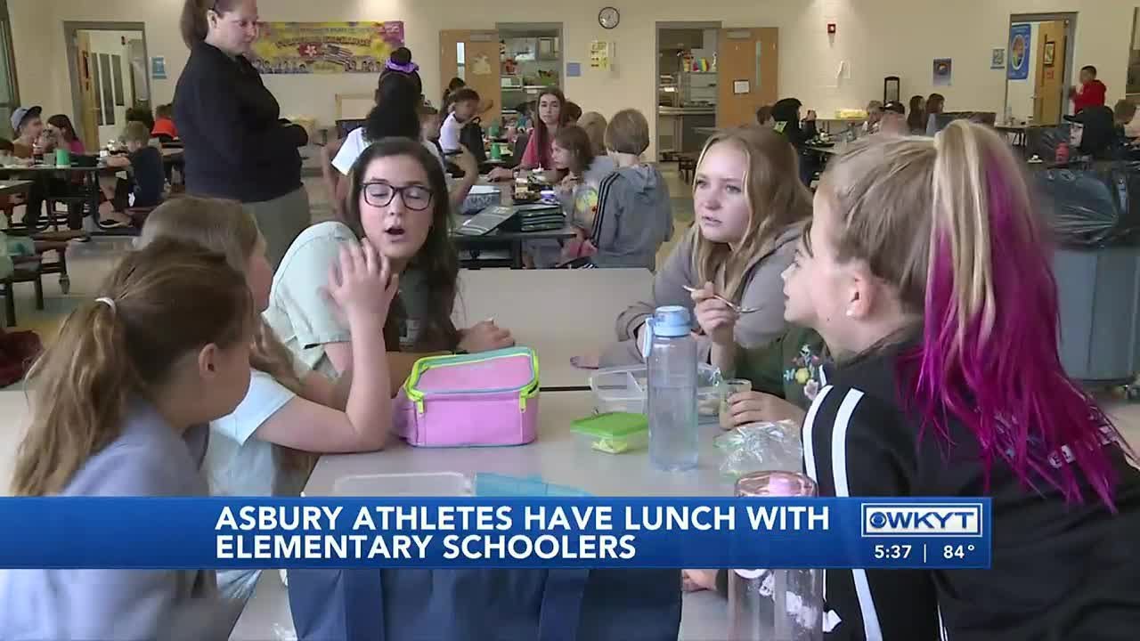 WATCH | Group of Ky. college students have lunch with elementary school students