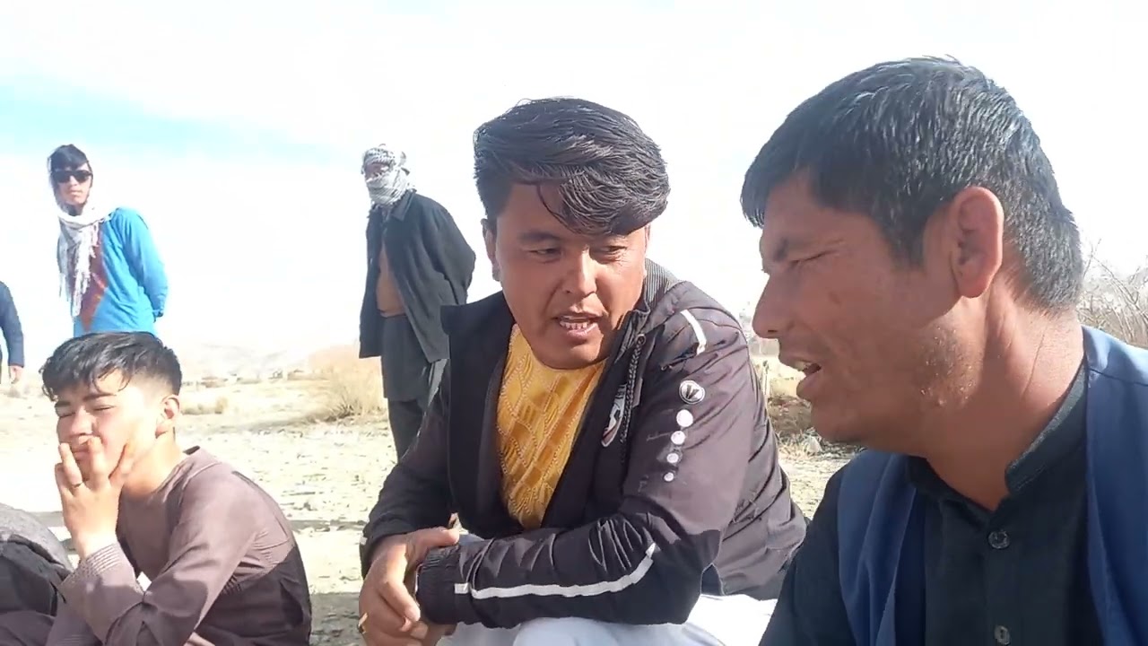 قاری امده در بازار لومان در میان میدان سنگرگ یا همه هوا دارن سنگرگ سال نوع کرده