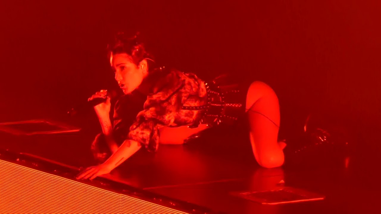 Halsey outro to HEAVEN IN HIDING live at Manchester Arena 12/03/2020 Manic World Tour HD