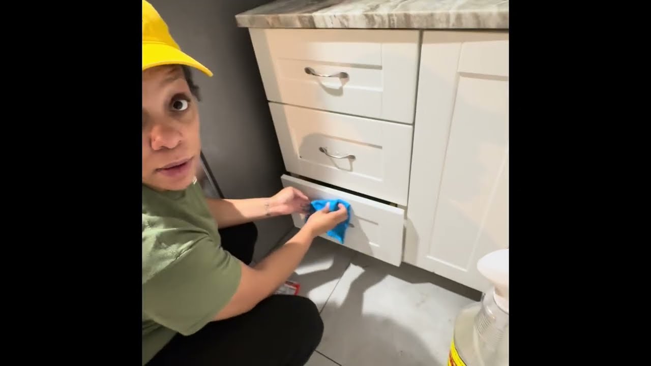 Vlogmas day 6 | clean with me           