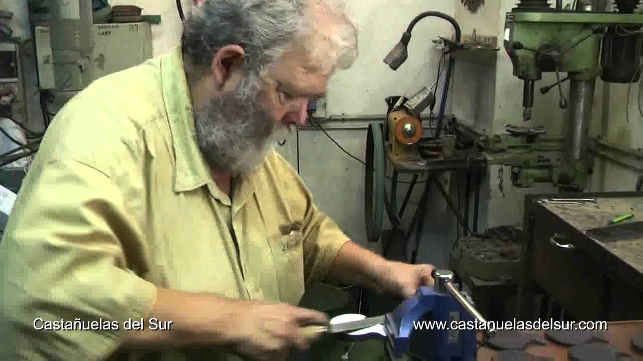 Construcción de las castañuelas de forma artesanal