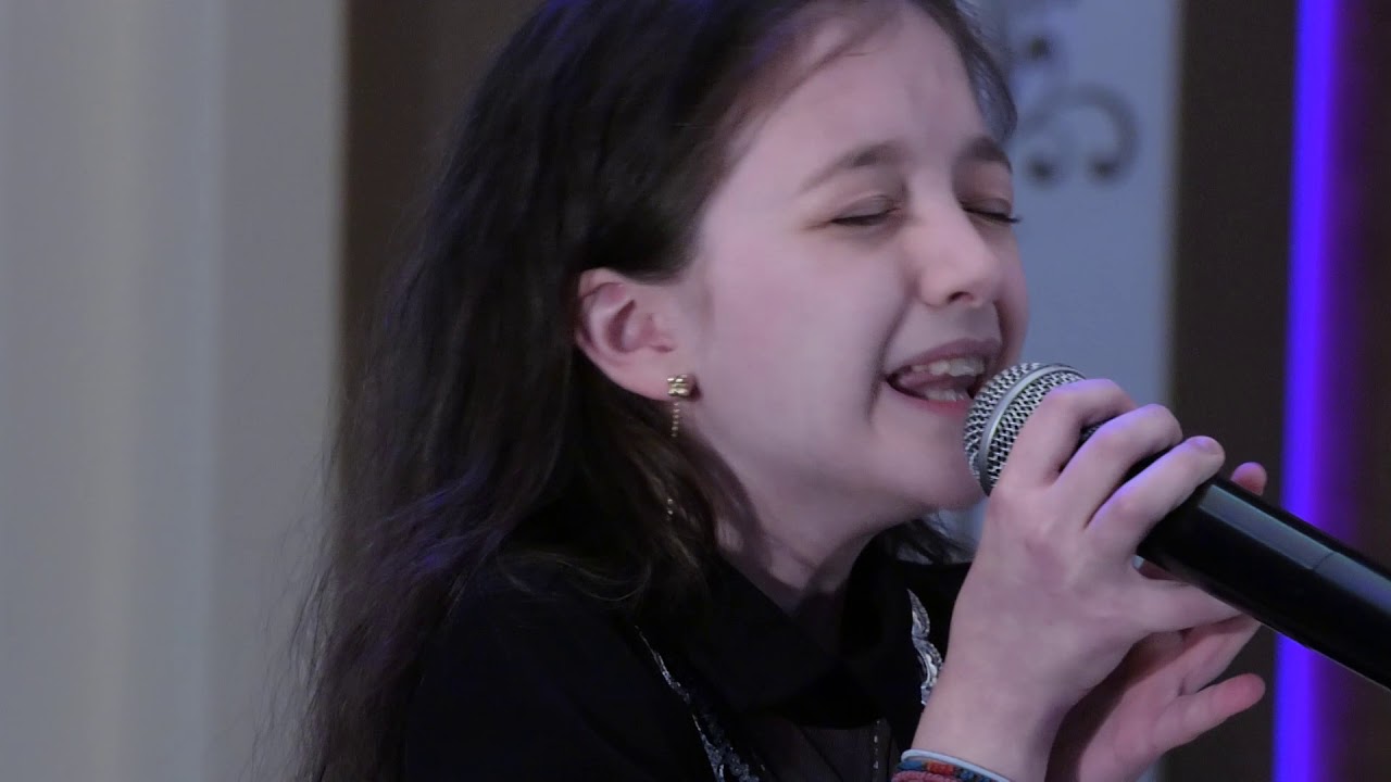 Este Crăciunul - ALICE GHILE