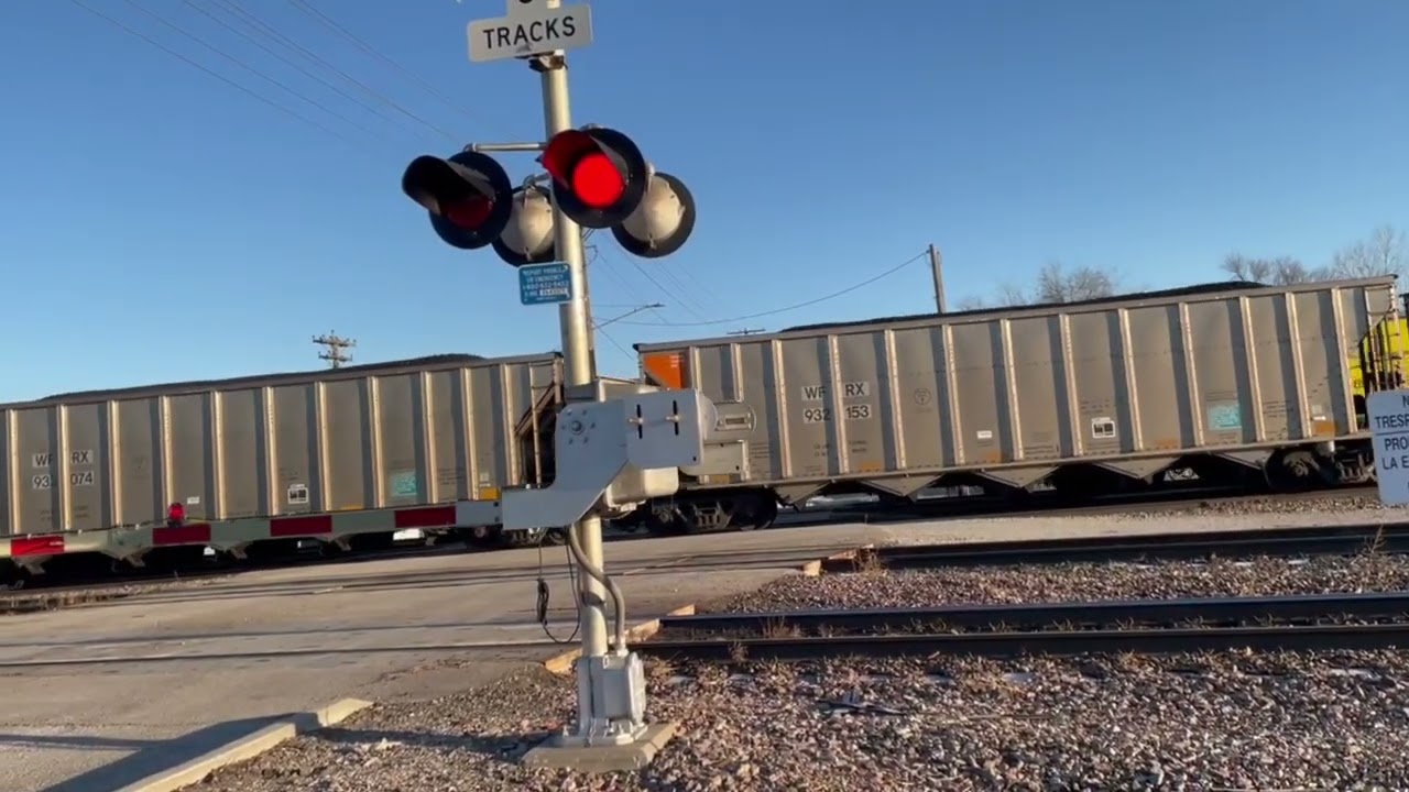 TRAIN MEET! BNSF SD70MACe 9749 Meets SD70ACe 9222!
