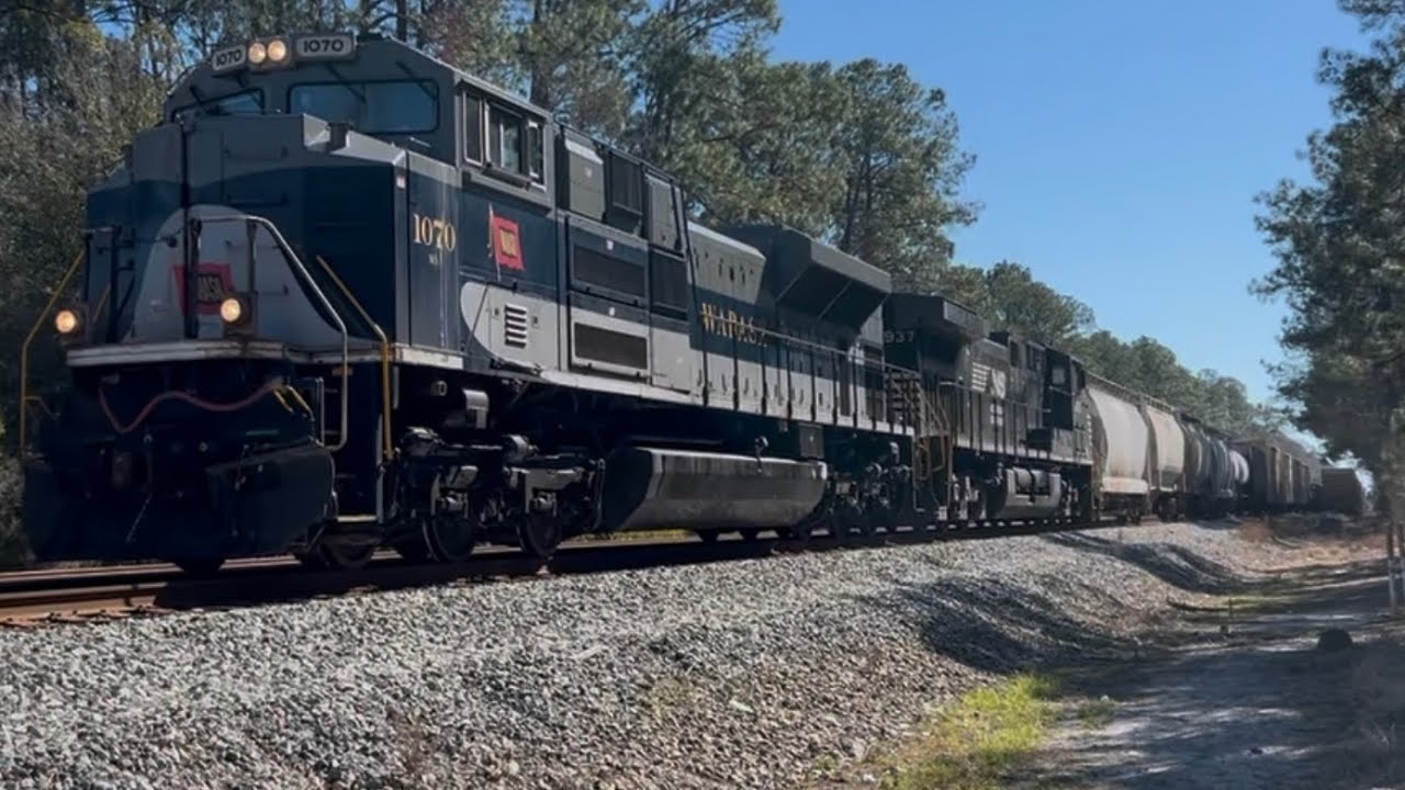 the Wabash Cannonball leads ns330, SD70ACC leads 29F and gp38-2 on csx I195