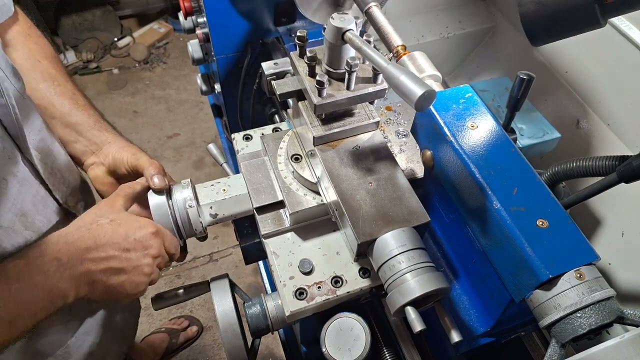 Fazendo rosca  com o relógio ⏰️  de rosca  torno FG059