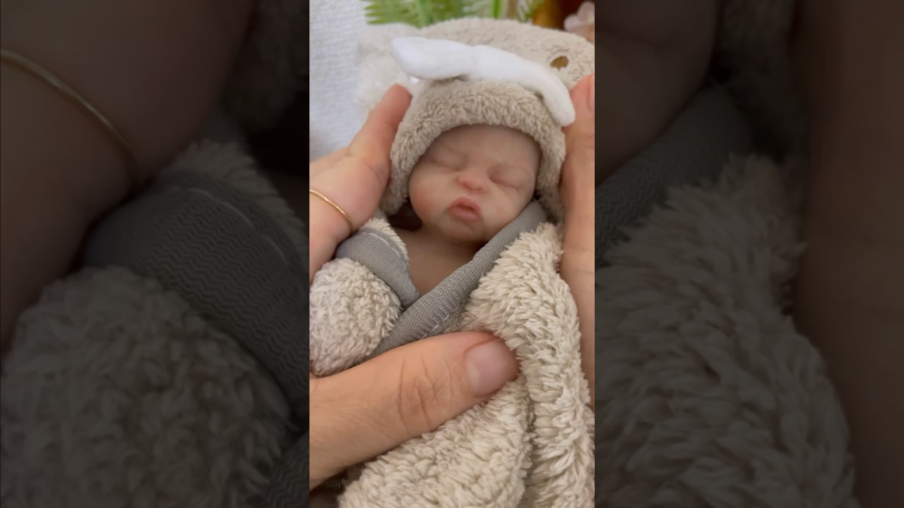 A mini bebê reborn de silicone Sara tomou banho dormindo… 