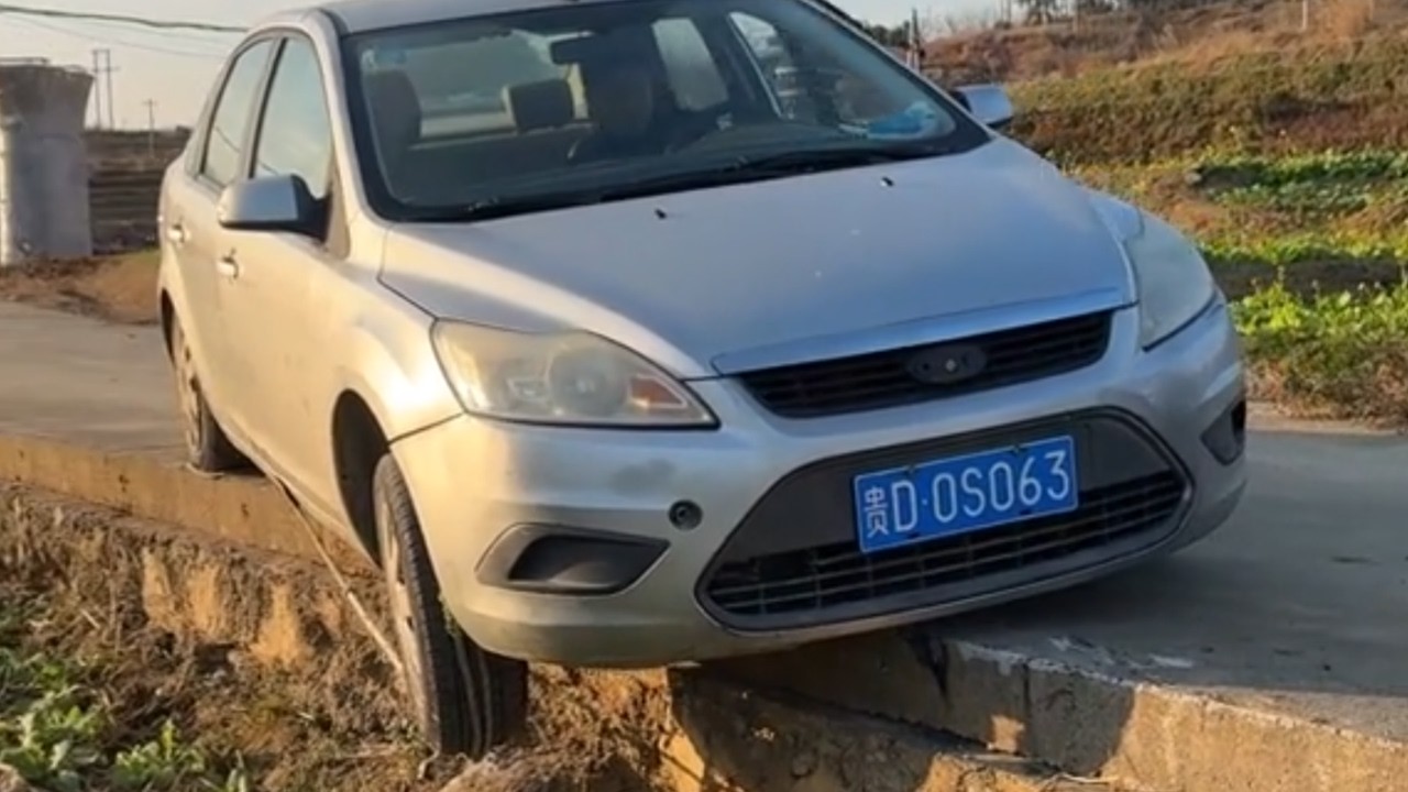 Колесо упало в канаву? Посмотрите этот умный способ извлечения!