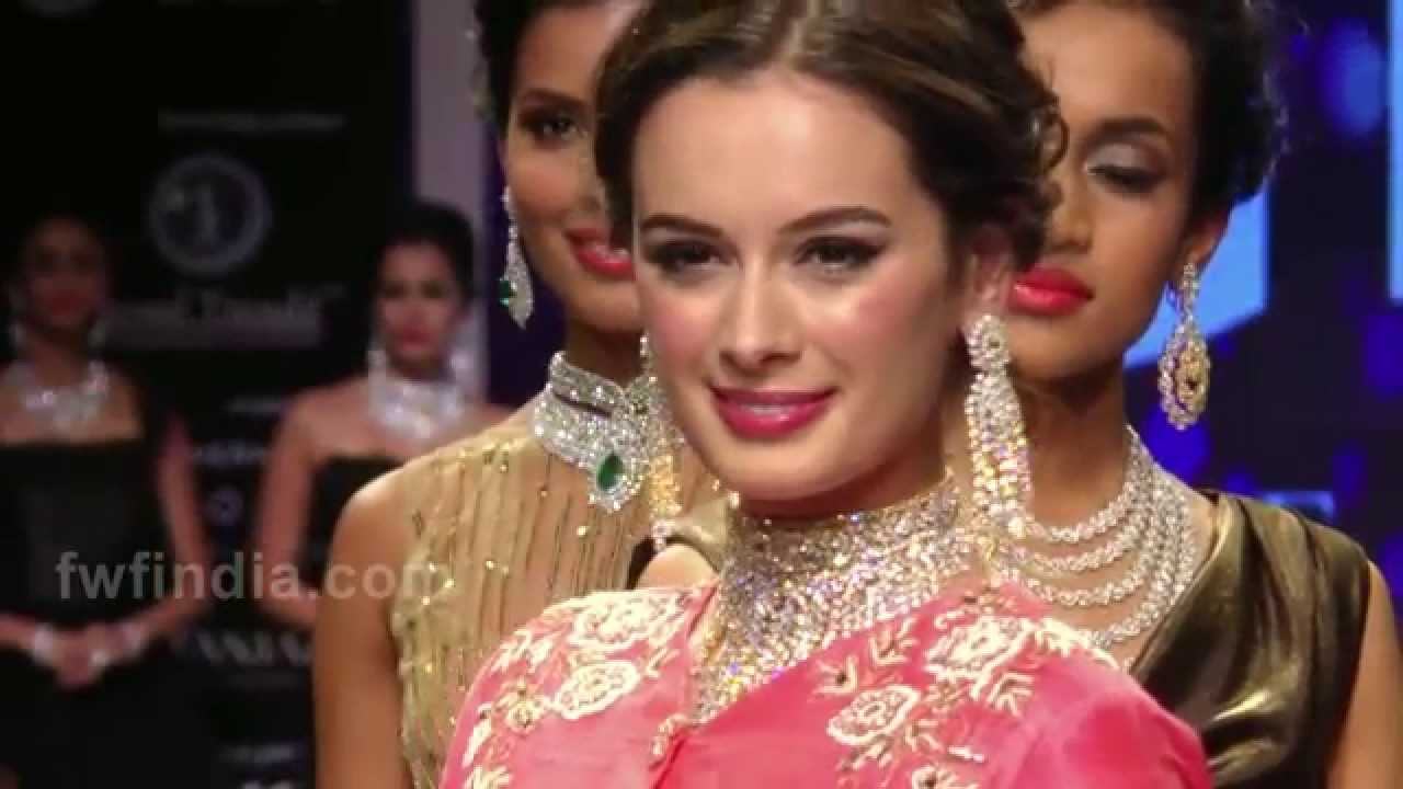 Hot-Evelyn Sharma On Ramp At IIJW 2015!