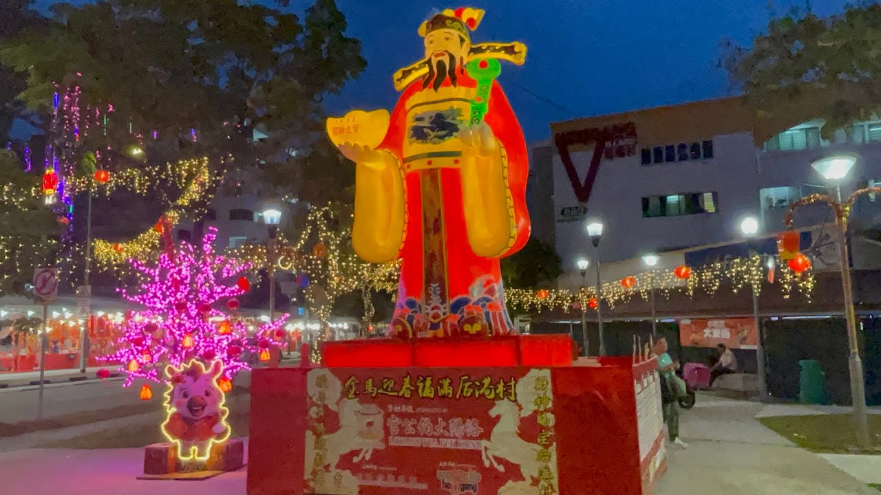 There’s so many lights in Hougang as Singapore CNY is around the corner.