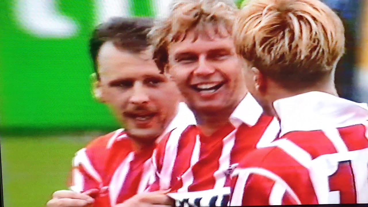 Kampioenswedstrijd FC Groningen - PSV 1992 0-3 + uitreiking schaal in kleedkamer