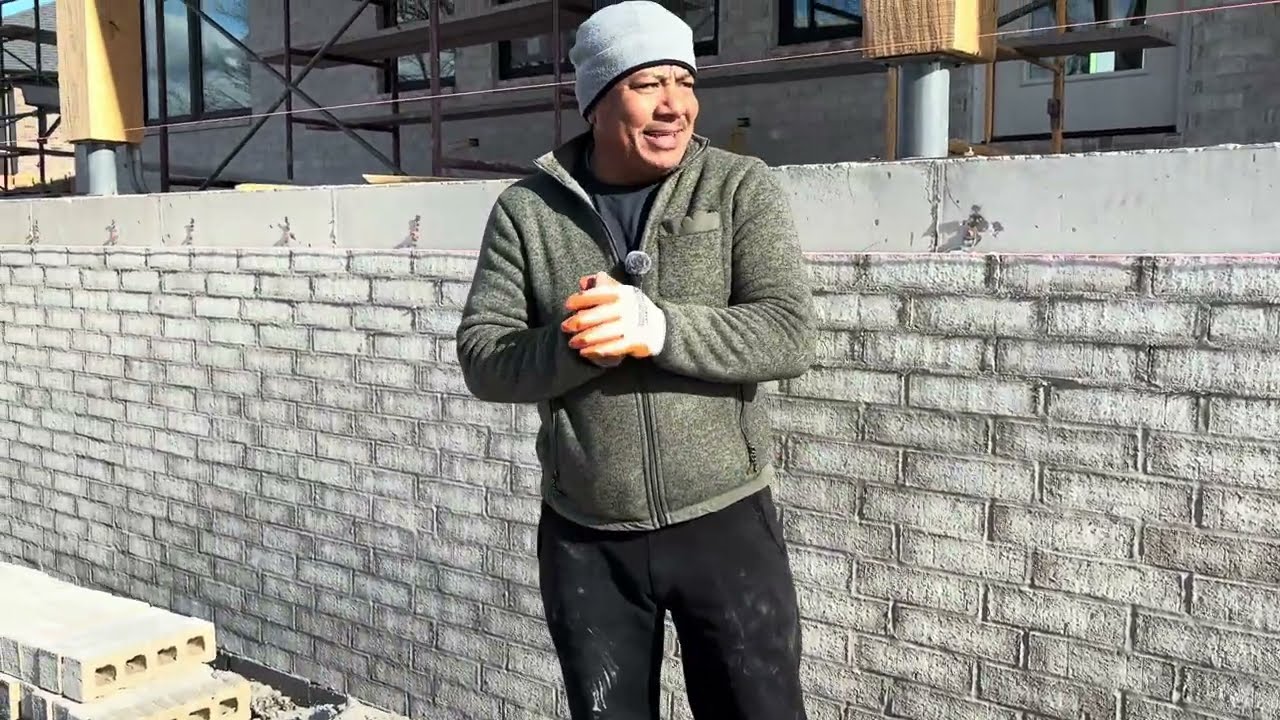 Вот как мы строим очень длинную кирпичную стену всего двумя людьми.