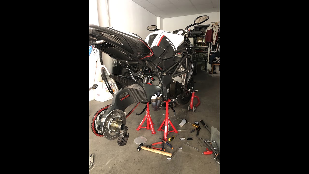 MV Agusta Brutale 1078RR: smontaggio mozzo ruota posteriore e ingrassaggio cuscinetti