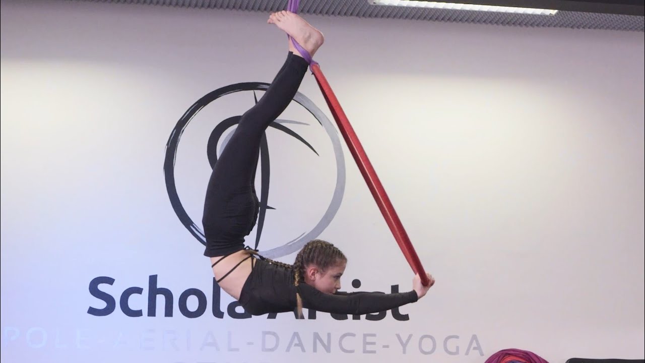 Večírek na zakončení semestru 16.6.2023 - č.11 - Aerial Hoop - Karolína Sedláčková