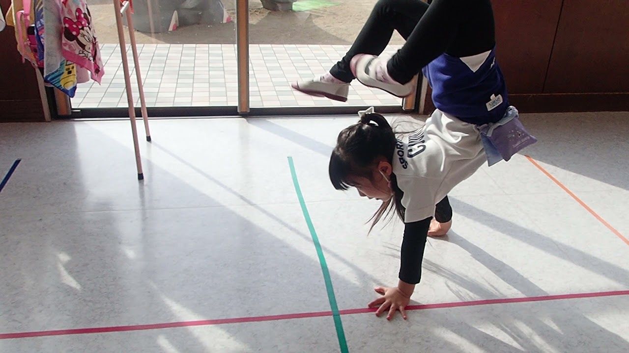 廊下でなんとなく逆立ち歩き