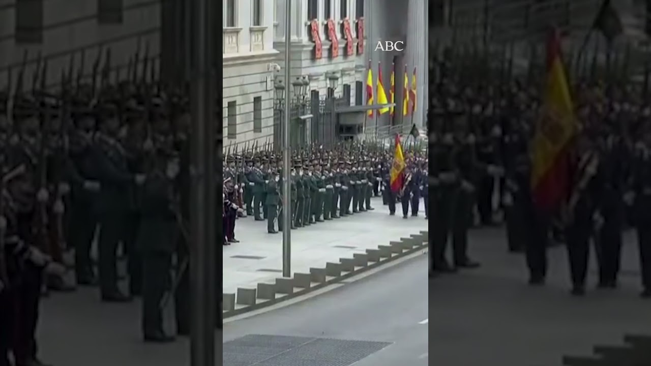 🇪🇸​ Suena el himno de nacional ante la llegada de la bandera de #España #familiareal #leonor