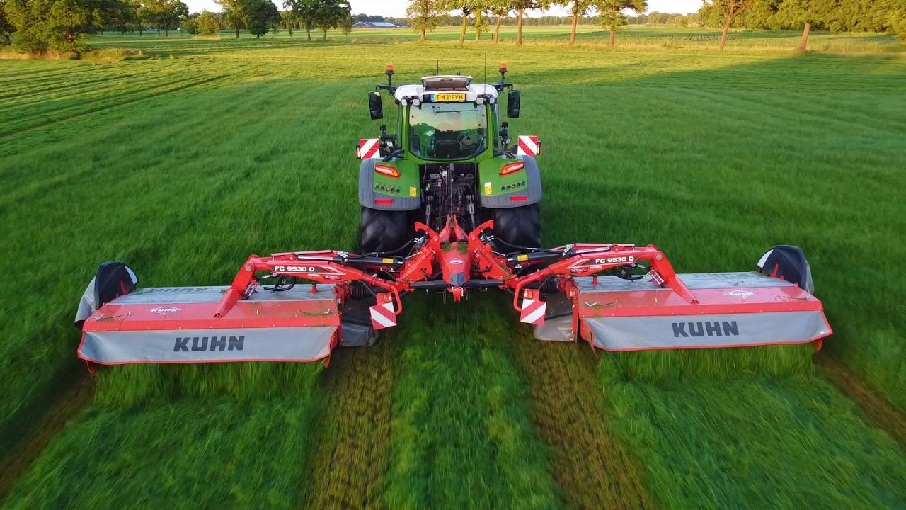 Fendt mowing silage